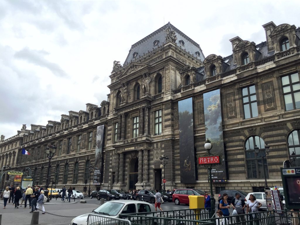 パリ ルーブル美術館